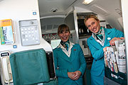 in neuen Uniformen seit 1998: die Flugbegleiterinnen der Air Dolomiti (Foto: MartiN Schmitz)